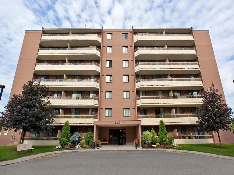 420 Wellington St — Photo 1