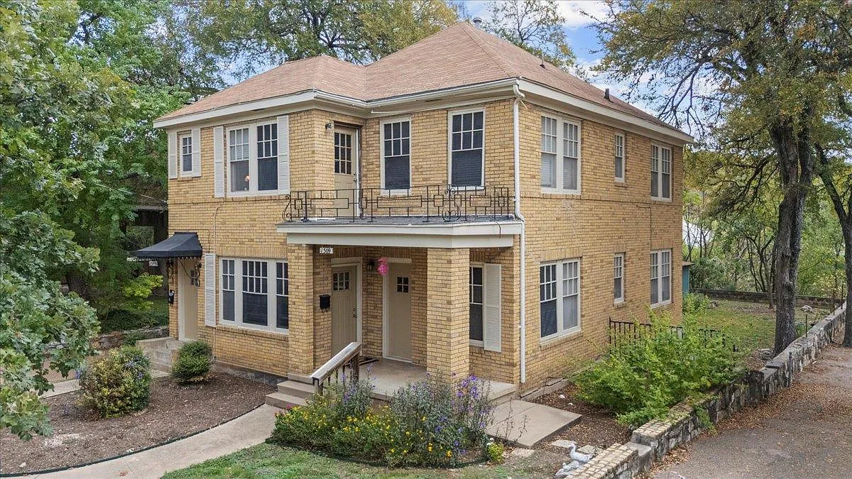 2 bed, 1.0 bath, 1128 sqft, $2,600 — Photo 1