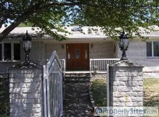 9 Rugby Dr W, Shirley, NY 11967