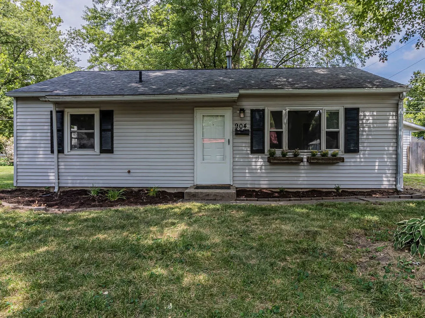 904 E Delaware Ave photo 1