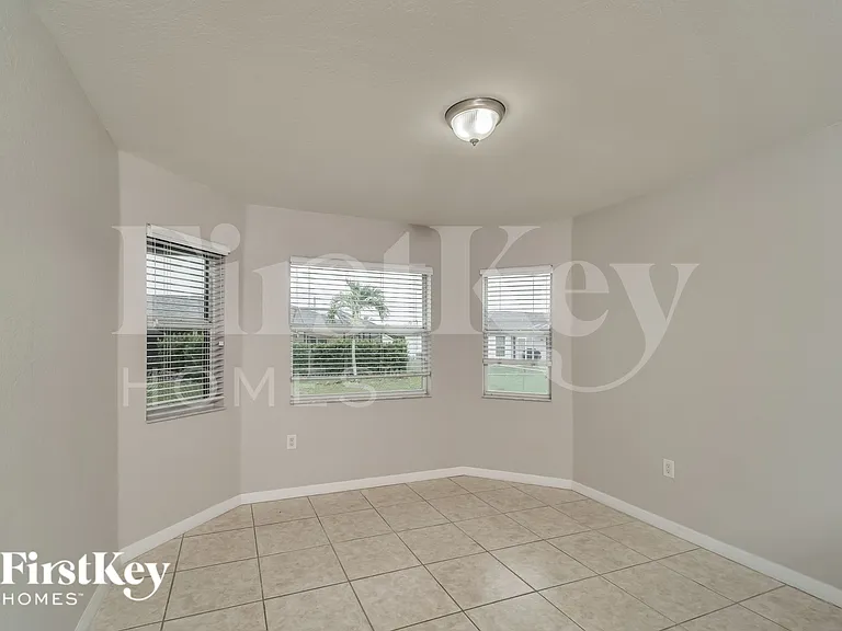 2100 SW 12th Ter — Photo 6