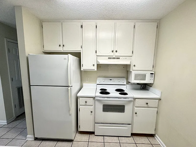 178 Commons Dr — Photo 2