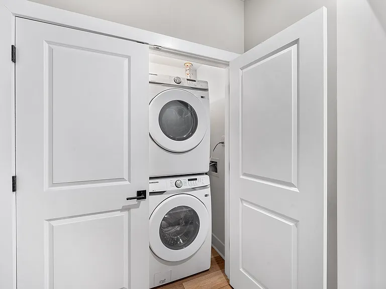 Gorgeous New Diamond St Construction Boasting Luxury Finishes — Photo 39