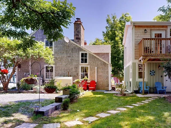 17 George St, Shelburne, NS B0T 1W0