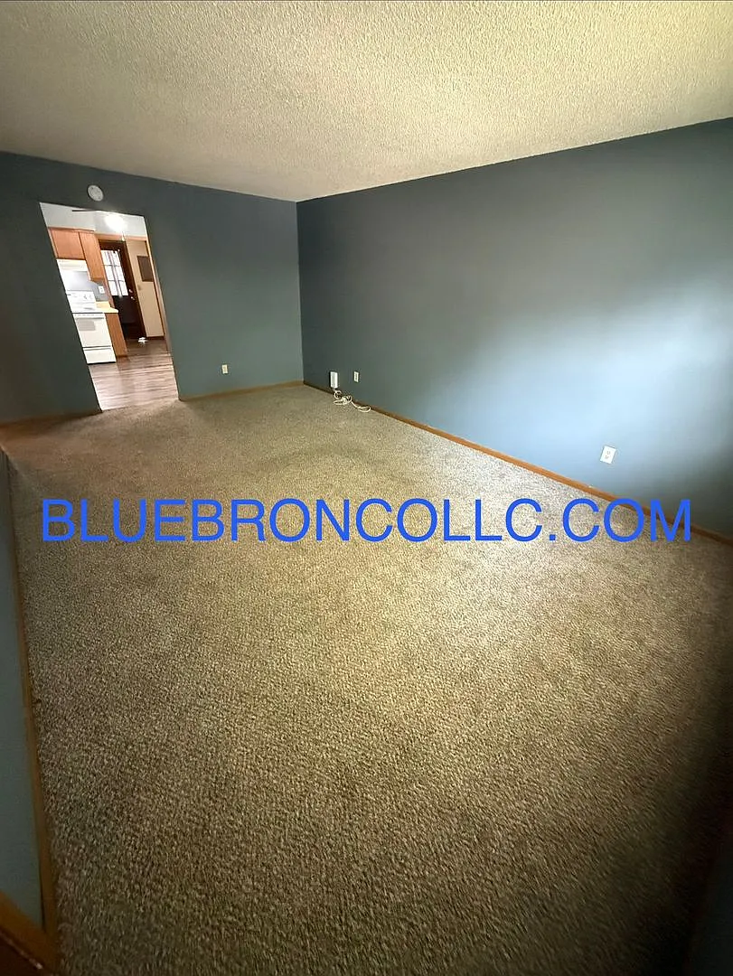 Updated 2-Bedroom Apartment in Raytown — Photo 2