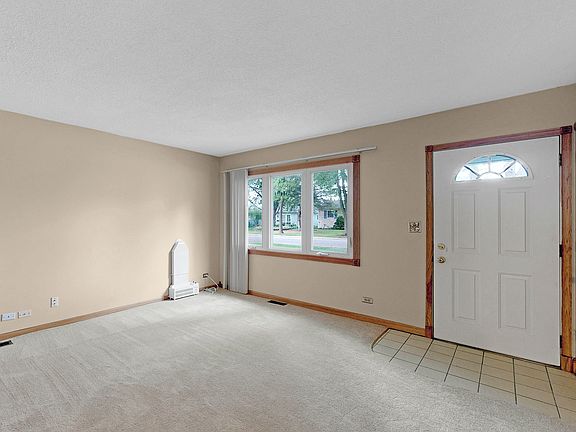 2nd image of 624 Tanglewood Dr