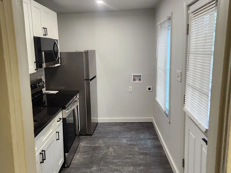 327 E Scull St — Photo 14