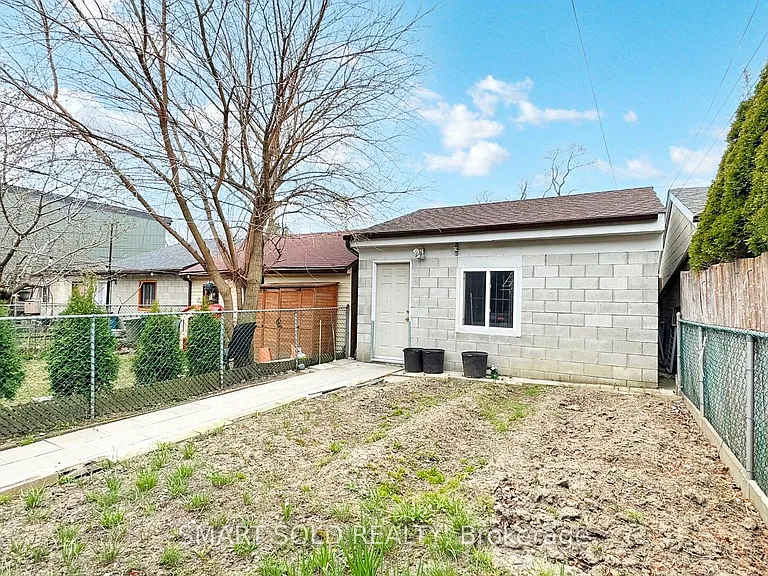 1040 Ossington Ave #MAIN FLR 2ND FLR — Photo 27