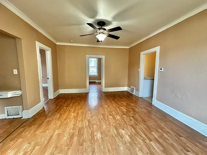 3 bed, 1.0 bath, $999 — Photo 2