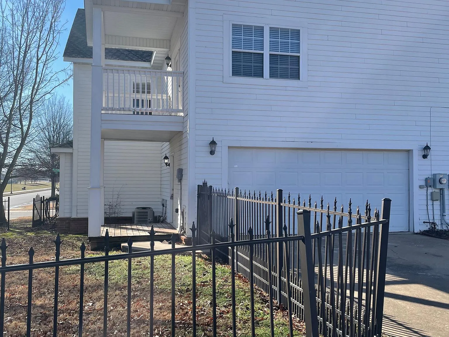 3 bed, 2.5 bath, 2024 sqft, $2,200 — Photo 3