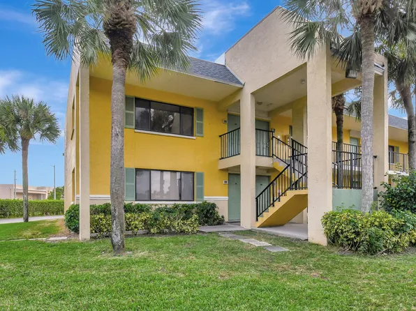711 Meadows Cir, Boynton Beach, FL 33436
