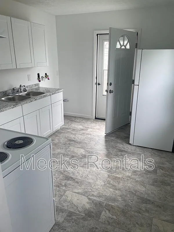 3 bed, 1.0 bath, 800 sqft, $900 — Photo 1