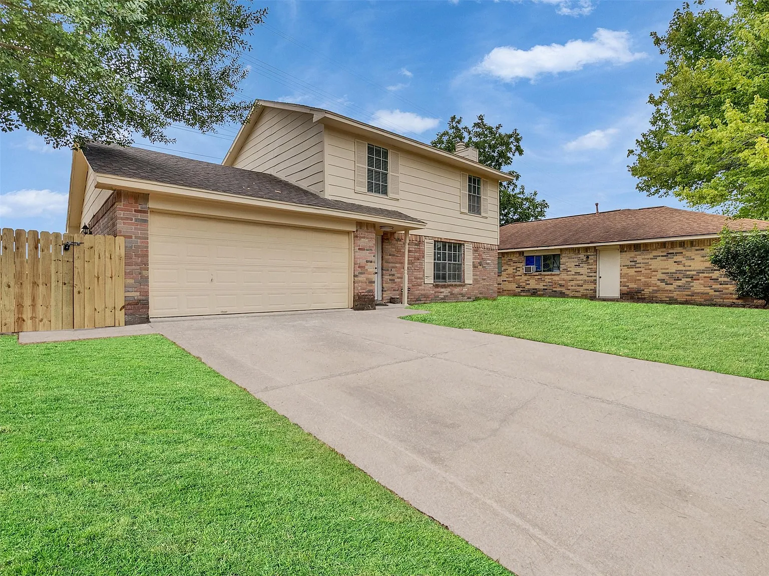 3 bed, 2.5 bath, 1350 sqft, $1,800 — Photo 2