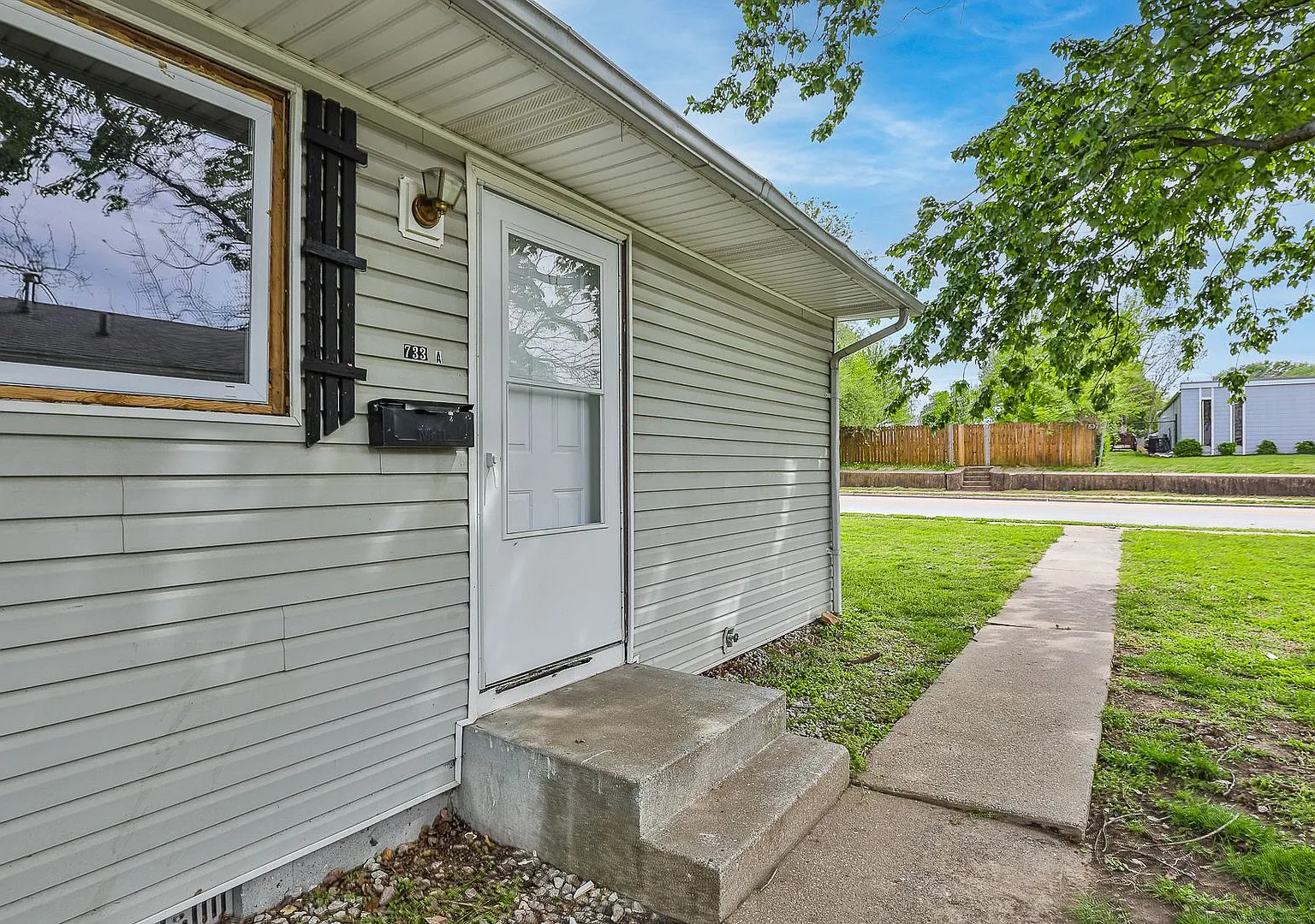 1 Bedroom | 1 Bathroom | Apartment | Located In the Heart of Downtown and Near Campus's — Photo 1