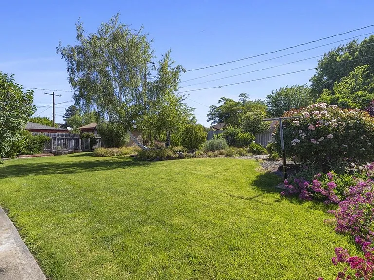 704 Elm St — Photo 15