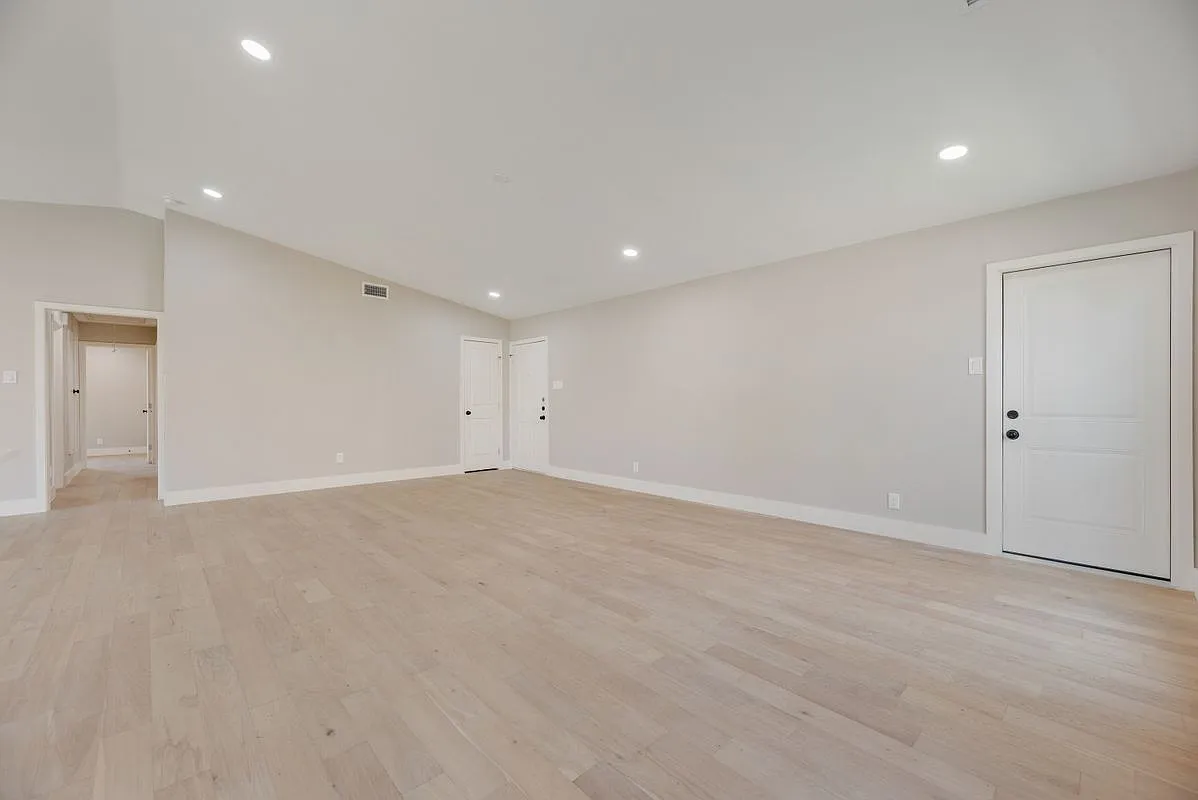 3 bed, 2.0 bath, 2064 sqft, $2,950 — Photo 2