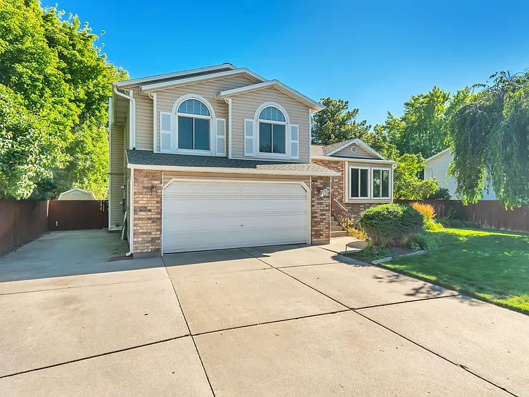 582 E Meadow Hill Dr — Photo 2