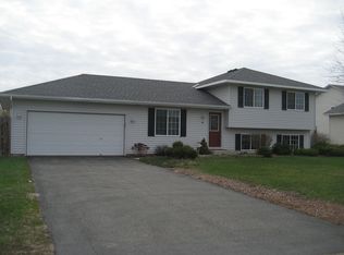 809 Heritage Trl, Belle Plaine, MN 56011