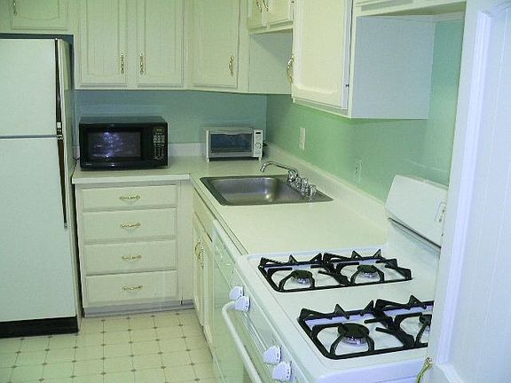 Updated Eat-In Kitchen