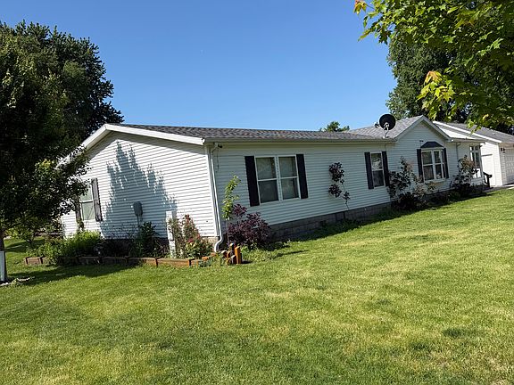5th image of 902 D Ave W