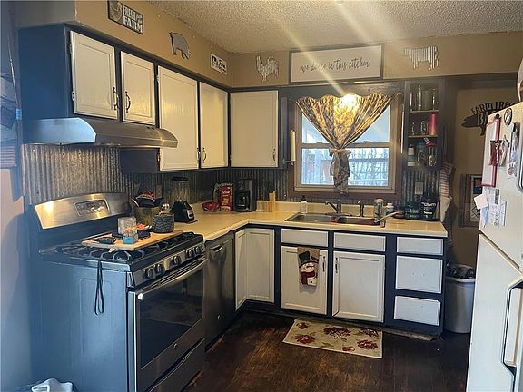 2nd image of 805 S Dayton St