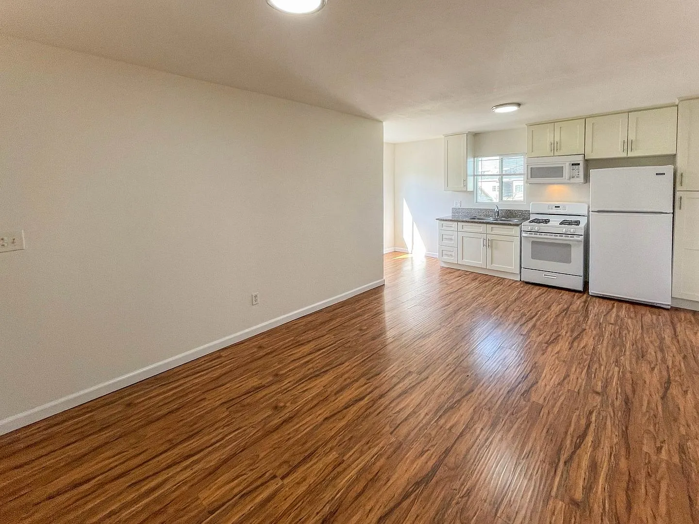 Upper 2BD/1BA - Near SoFi Stadium! — Photo 1