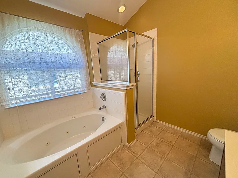 209 Moonlight Dr — Photo 2