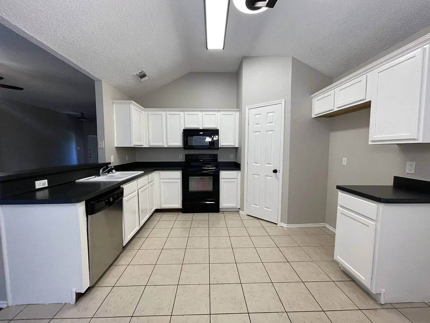 1405 High Crest Dr, Mansfield, TX 76063 — Photo 4