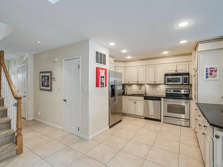 100 Woodlake Dr W — Photo 3