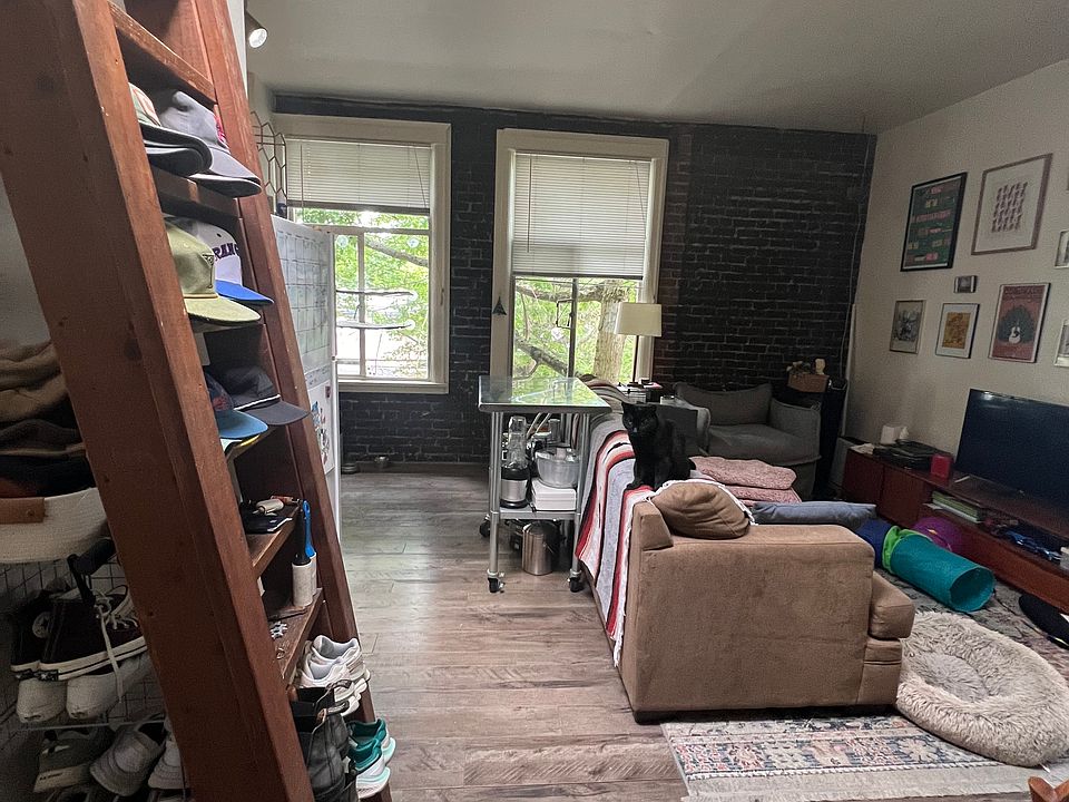 1st image of 5102 Ballard Ave NW APT 4