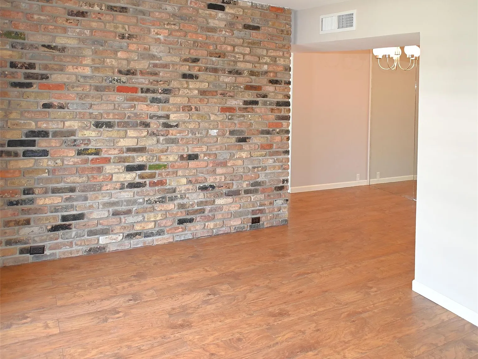 1 bed, 1.0 bath, 570 sqft, $1,200 — Photo 3