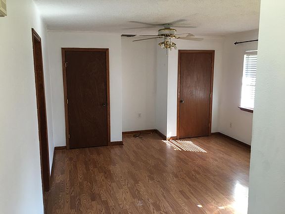 Living Room with 2 closets and ceiling fan, Lamiant Flooring. Freshly Painted, New Window Blind.