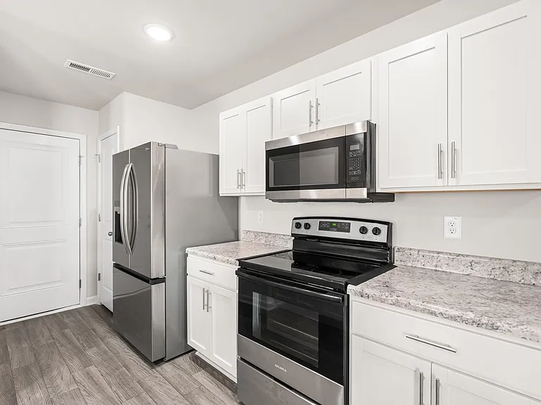 140 Lillian Ln — Photo 4