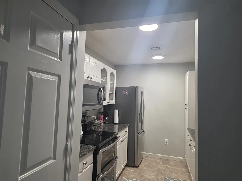 2 bed, 2.0 bath, 1182 sqft, $2,400 — Photo 2
