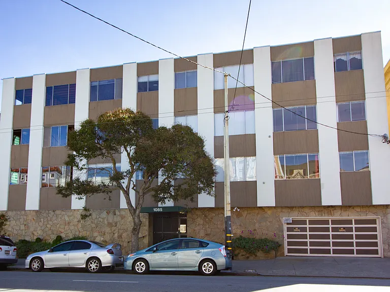 1085 S Van Ness Ave — Photo 5