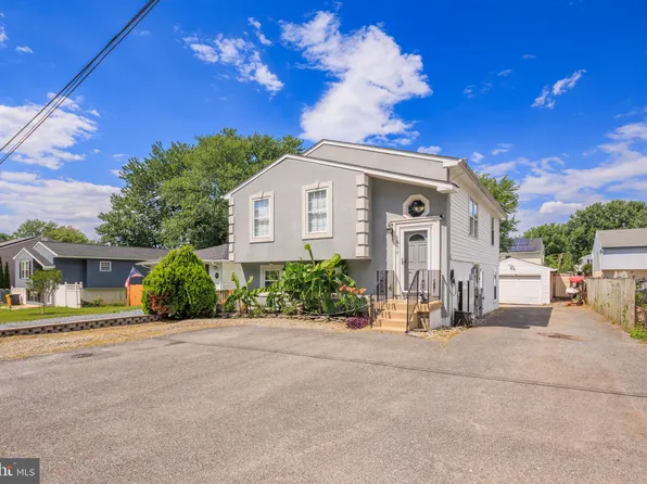 1092 Locust Dr, Pasadena, MD 21122