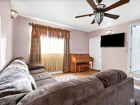 3rd image of 2907 208th Street E