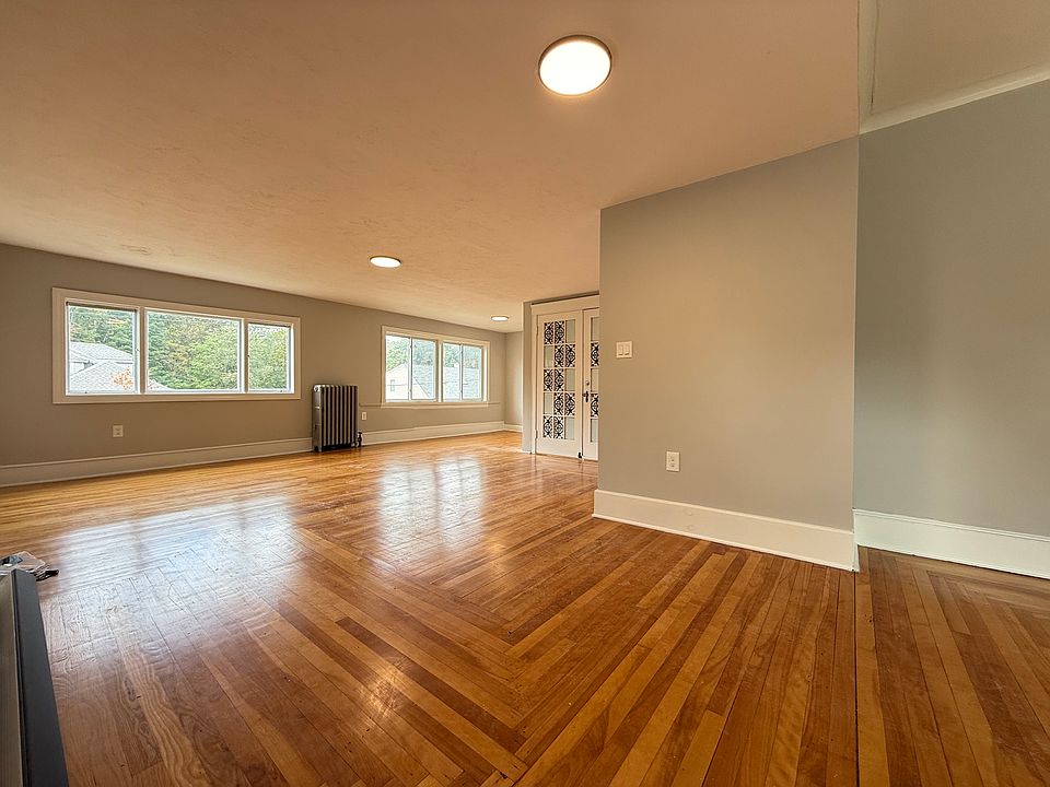 LIVING ROOM W/ BAY WINDOWS
