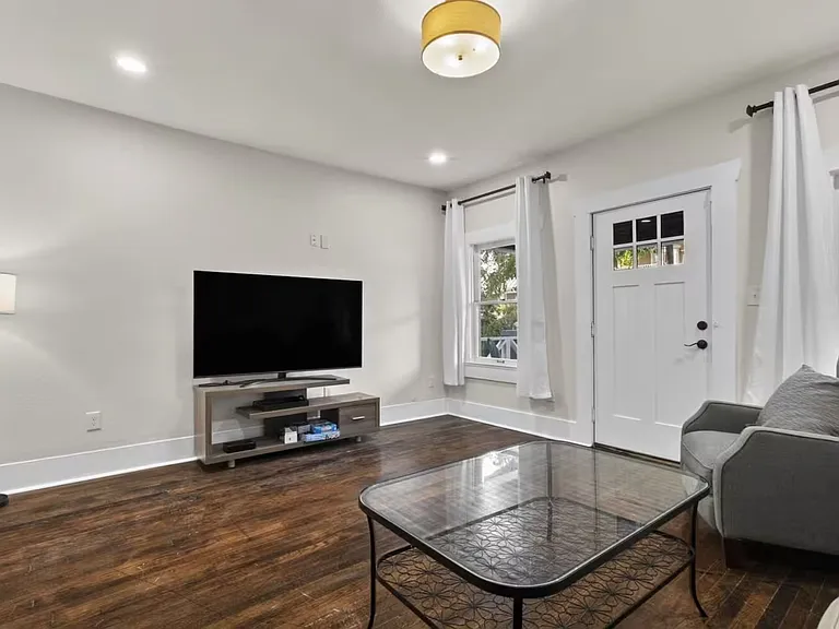 330 E Myrtle St — Photo 9