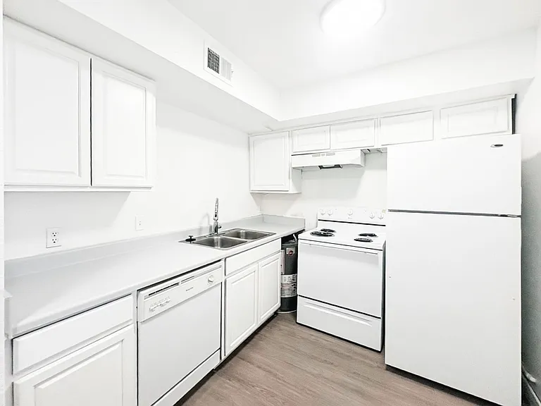 13020 N 21st Pl — Photo 6