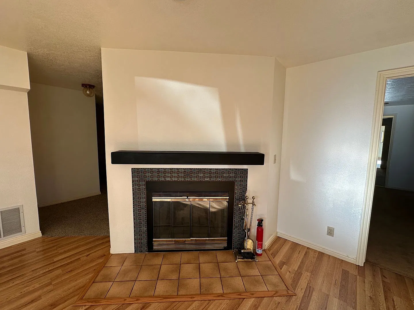 Cozy 2 Bedroom Lower Apartment - Utilities Included — Photo 3