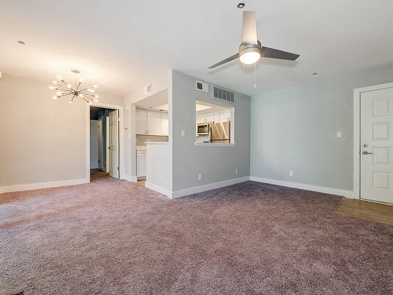 Woodford Apartments — Photo 29