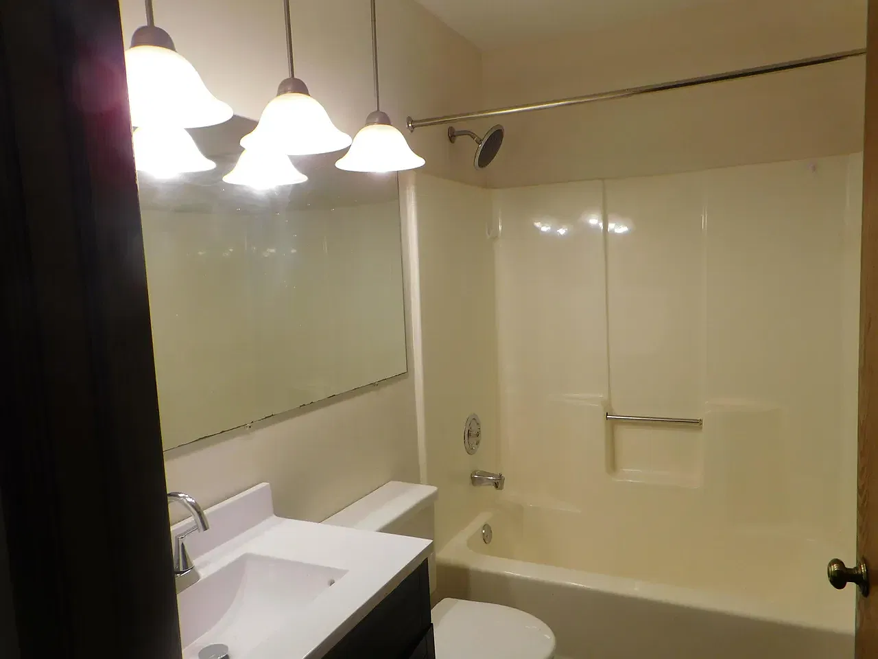 2 bed, 1075 sqft, $1,800 — Photo 2