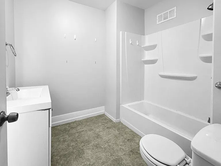 301 Spencer St NE — Photo 5