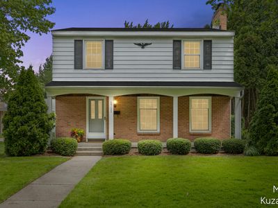 1711 Country Club Dr NE, Grand Rapids, MI, 49505