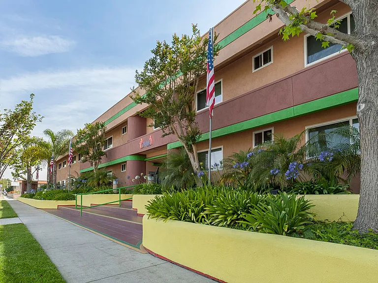 Flamingo Apartments — Photo 17