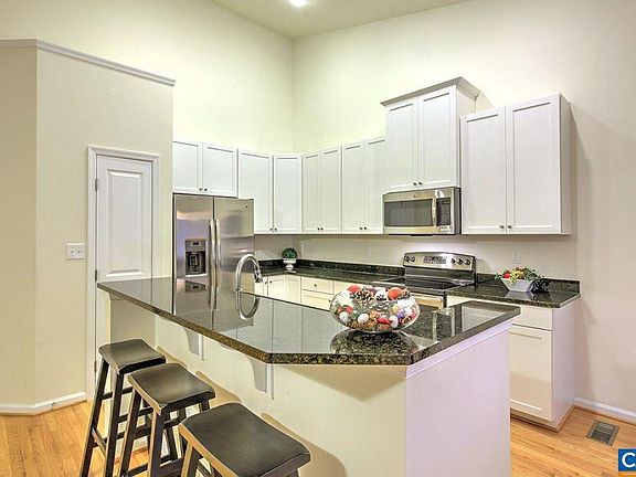 4th image of 1530 Burgundy Ln