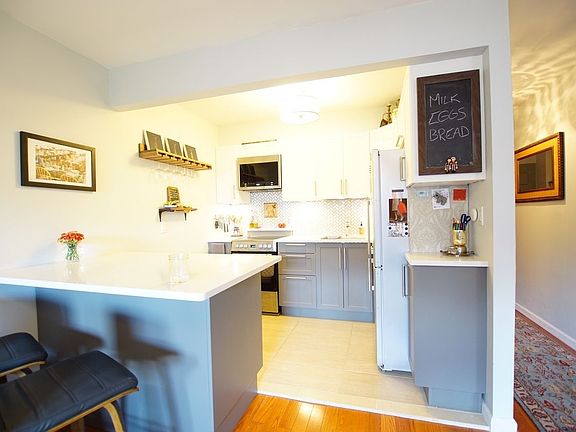 3rd image of 3123 Crescent St APT 6C