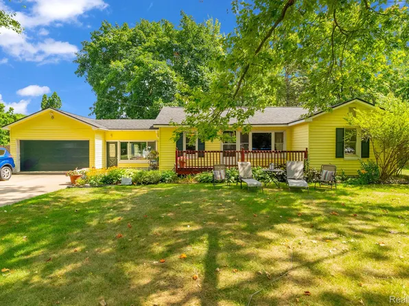 4350 Lessing St, Waterford, MI 48329