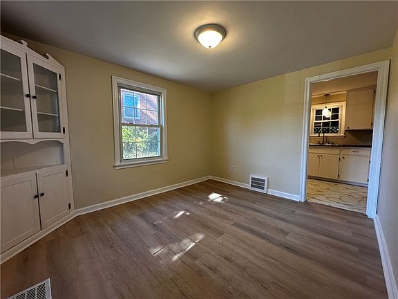 4th image of 527 E Moody Ave